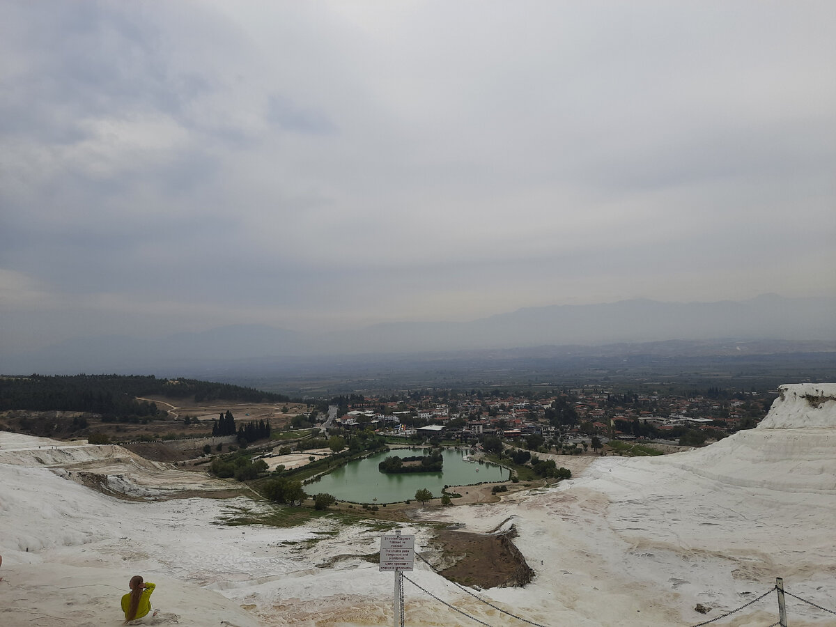 То ради чего, сюда приезжают - белые террасы и вмды с них