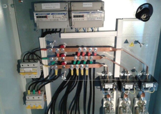 Произведя расчет пропорций рабочих параметров на вторичной обмотке, инженеры получают коэффициент измерений. Вторичка подключается к любым измерительным приборам: амперметрам, ваттметрам, счетчикам электроэнергии, и прочему. Переменный ток малого значения удобен в работе, не представляет опасности для персонала, измеряется обычными приборами без дорогостоящих систем защиты. Учитывая компактность, трансформаторы легко монтируются в типовой распределительный щиток.