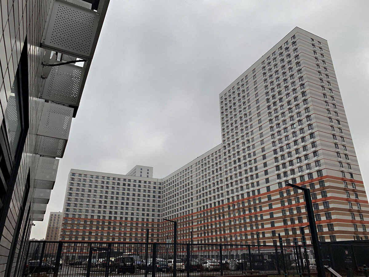 📍 Безликость, возведенная, в абсолют. Эти постройки напоминают скорее тюремные блоки из будущего, нежели жилые дома. А решётки по периметру лишь усиливают это сходство.