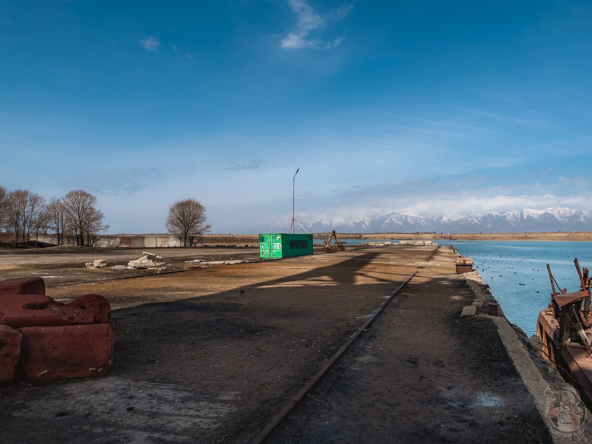 Спустя 5 лет я вернулся в заброшенный советский порт на берегу высокогорного озера. Как думаете, что от него осталось?