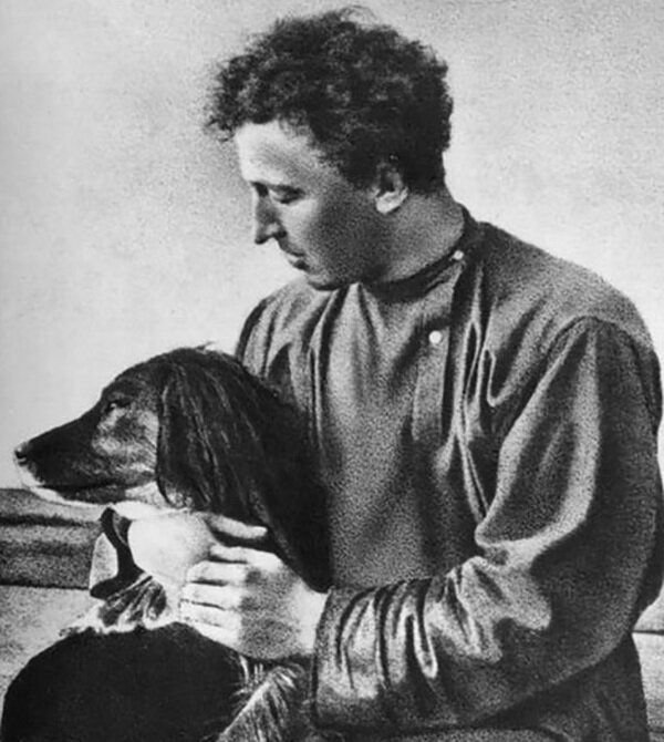 Теплый август 1903 года в подмосковном Боблово. Люба примеряет перед зеркалом свадебное платье. Завтра у церкви перед венчанием его длинный шлейф запутается в кустах роз и порвется.-11