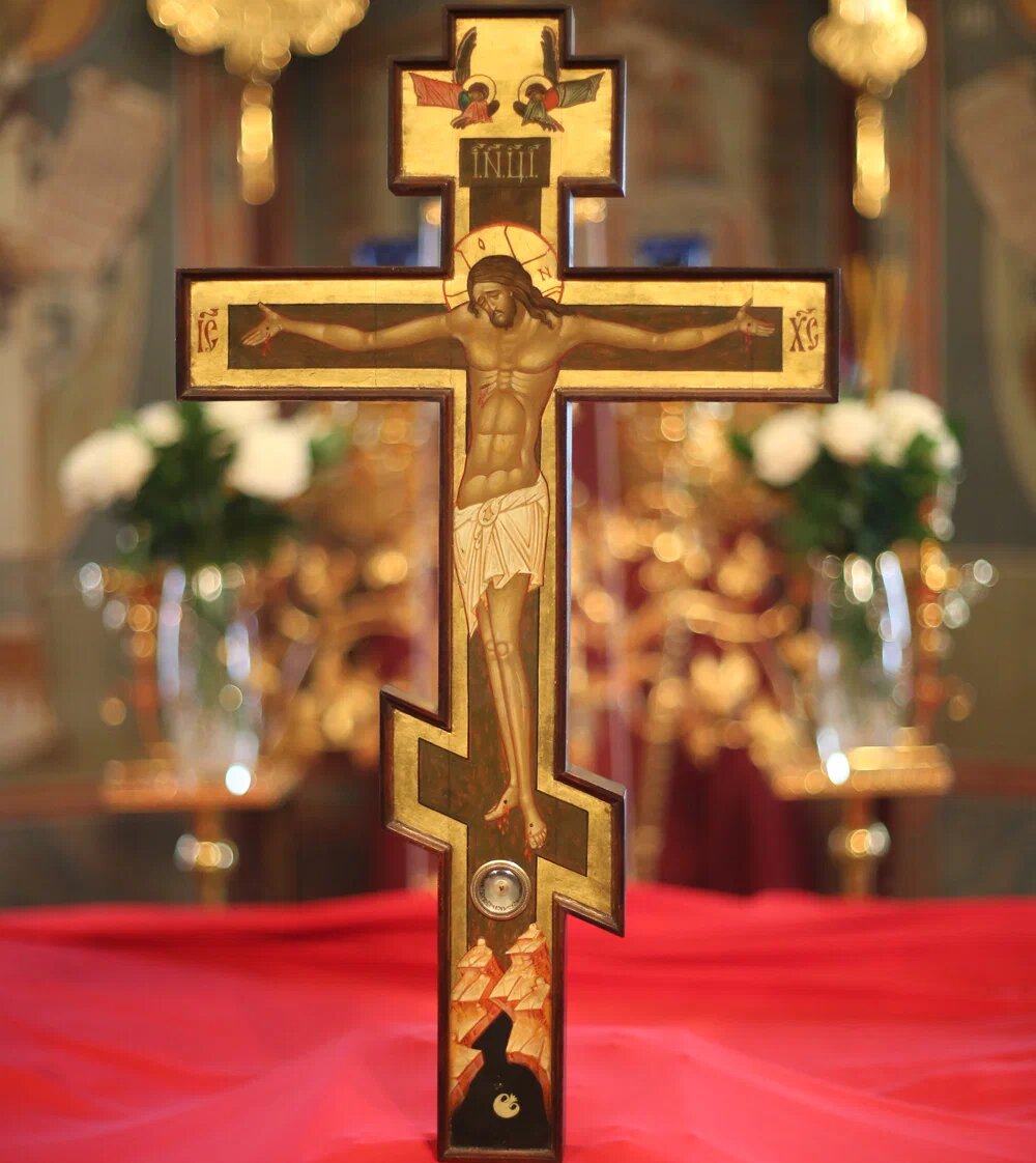 30 апреля 2013 года Святейший Патриарх Московский и Всея Руси Кирилл передал в дар Высоко-Петровскому монастырю крест с частицей Животворящего древа Креста Господня, на котором был распят Господь Иисус Христос. Источник https://vpmon.ru/krest-s-chasticej-kresta-gospodnya/