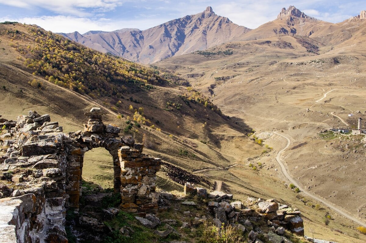 Вид с Замка Багайта на вершину Уаза хох. Северная Осетия, Горная Дигория. Фото: Черникова Оксана