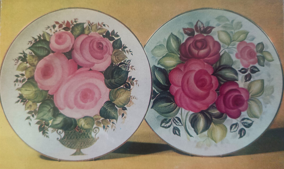 Блюда настенные: Подарок(слева). Автор росписи И.А. Фадеева. 1978г. Декоративное. Автор росписи А.И. Горина. 1977г. Источник. Новгородский фарфор. Лениздат. 1986г.