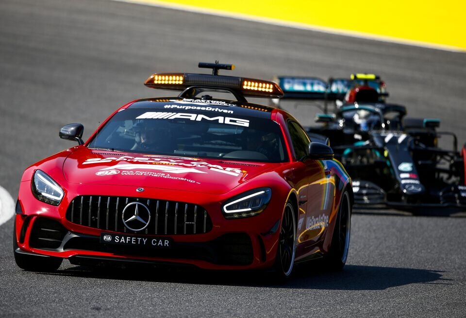 Автомобиль безопасности формула. Mercedes Safety car AMG 2021 f1. Safety car f1 2021 Mercedes. Сейфети кар формула-1.