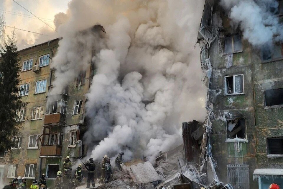     Мэрия Новосибирска поменяет стекла в дома на улице Линейной после взрыва газа в доме №39. Вячеслав АШУРКОВ