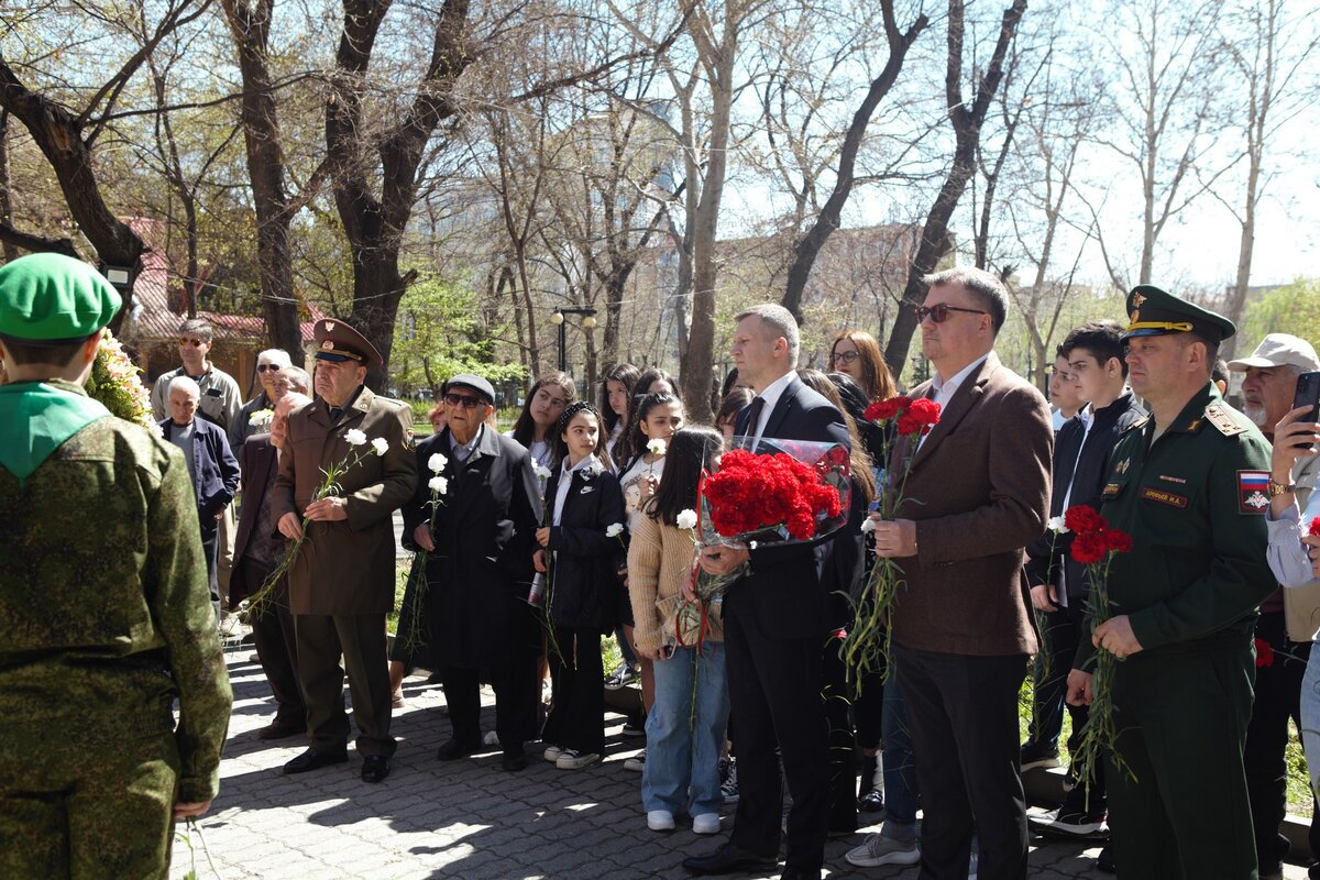 В Ереване отметили 110-летие легендарного летчика, уроженца города Шуши, дважды Героя Советского Союза Нельсона Степаняна. Фоторепортаж