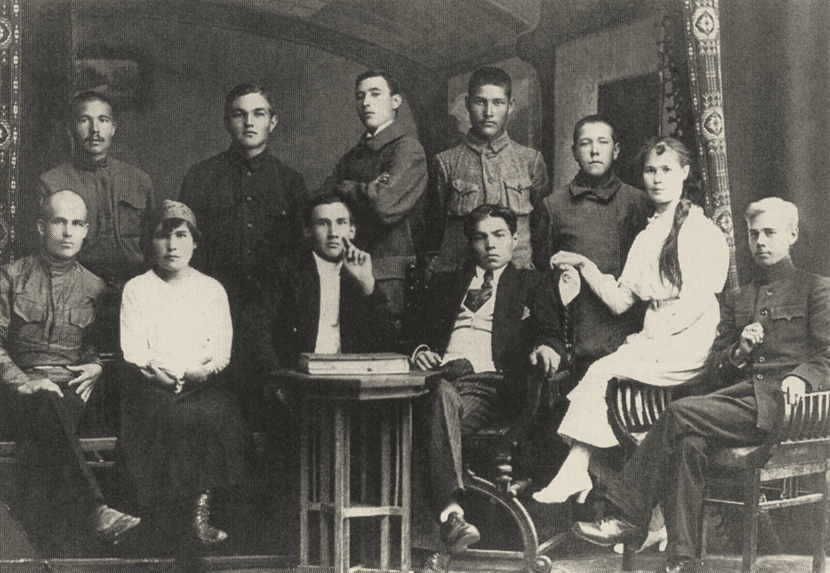 1918. Труппа Чувашского театра. В центре в кресле - И. С. Максимов-Кошкинский