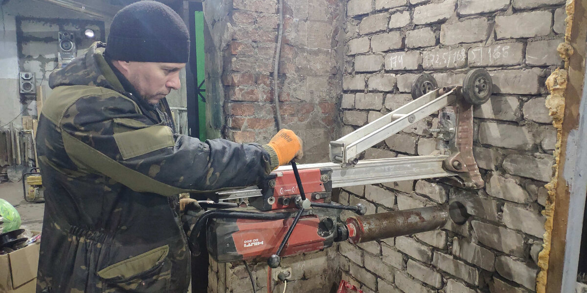 Мастер по бурению отверстий в кирпичной кладке