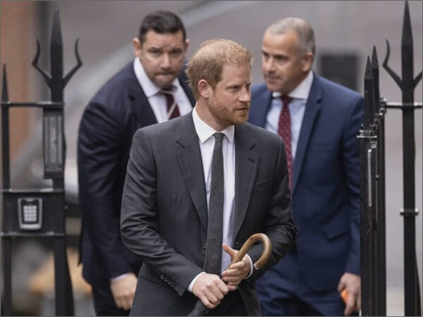 «Принц Гарри, герцог Сассекский, прибывает в лондонский Королевский суд во вторник, 28 марта 2023 г.». Анонс материала, посвященного второму дню предварительного слушания, на сайте Toronto Sun (https://torontosun.com)