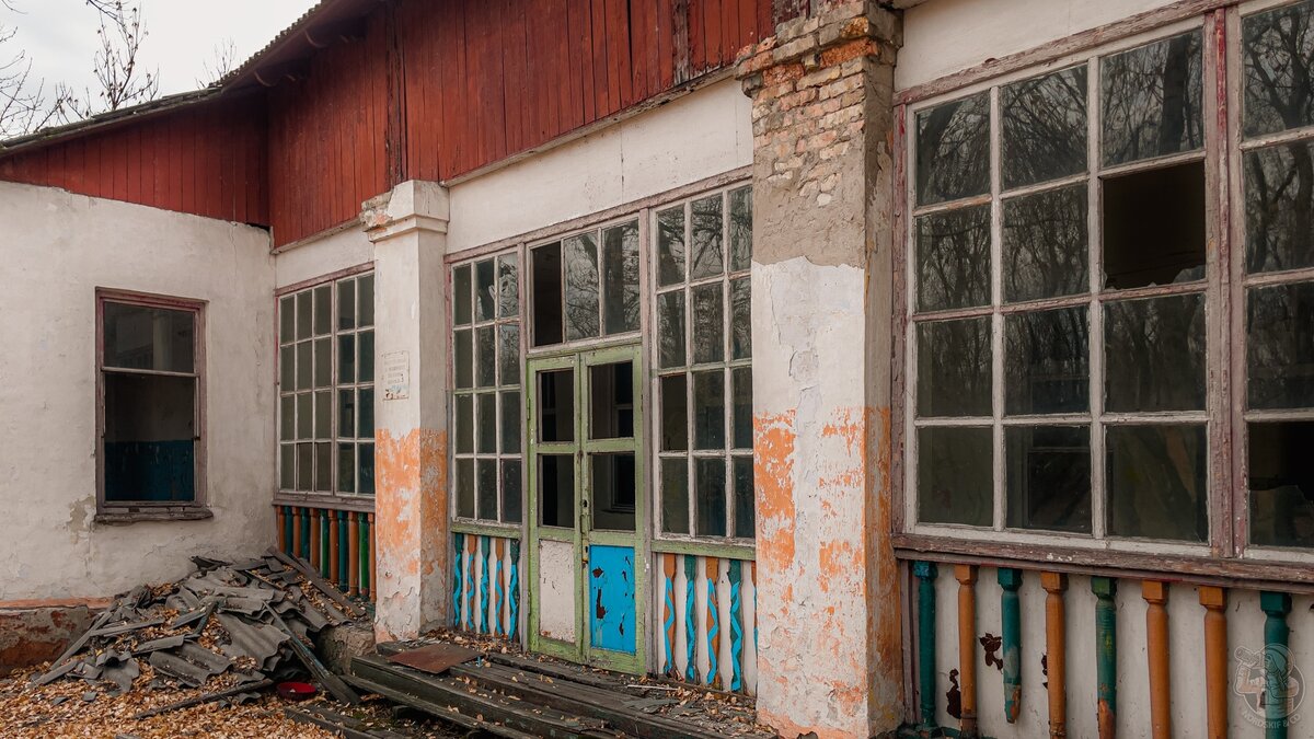 Нас отговаривали и пугали призраками, но толку? Гуляем по заброшенному пионерлагерю в мрачном осеннем лесу!