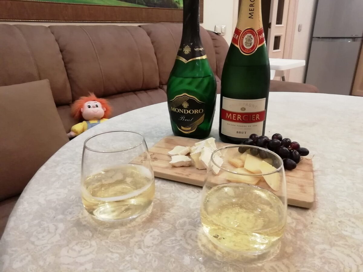 Сыр отлично подходит, как закуска с вином и шампанским