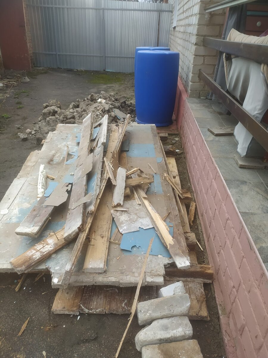 Старый пол совсем сгнил