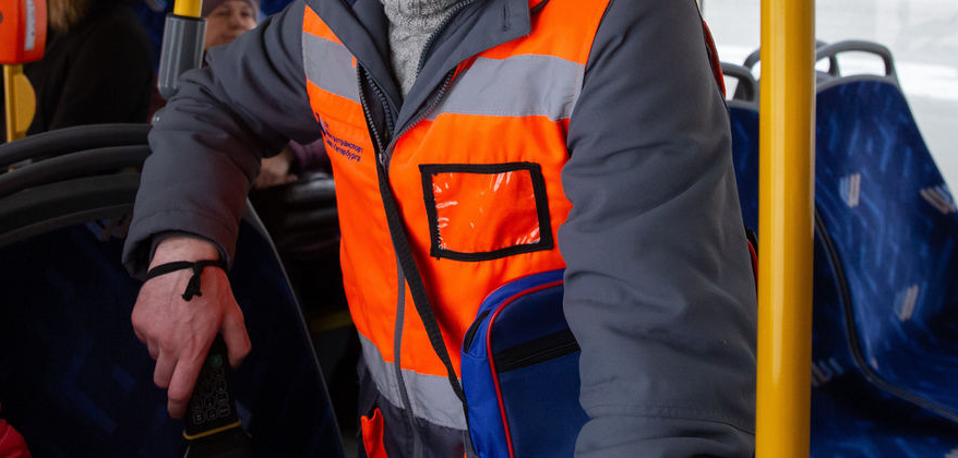 вышел из трамвая работал на почте ехал