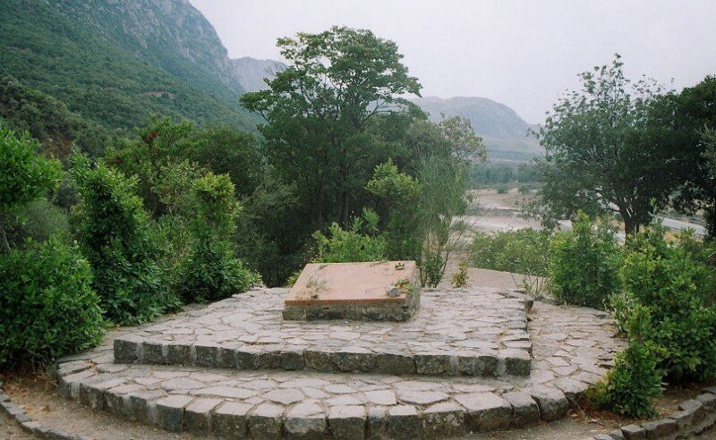Холм Колонос с памятником павшим спартанцам