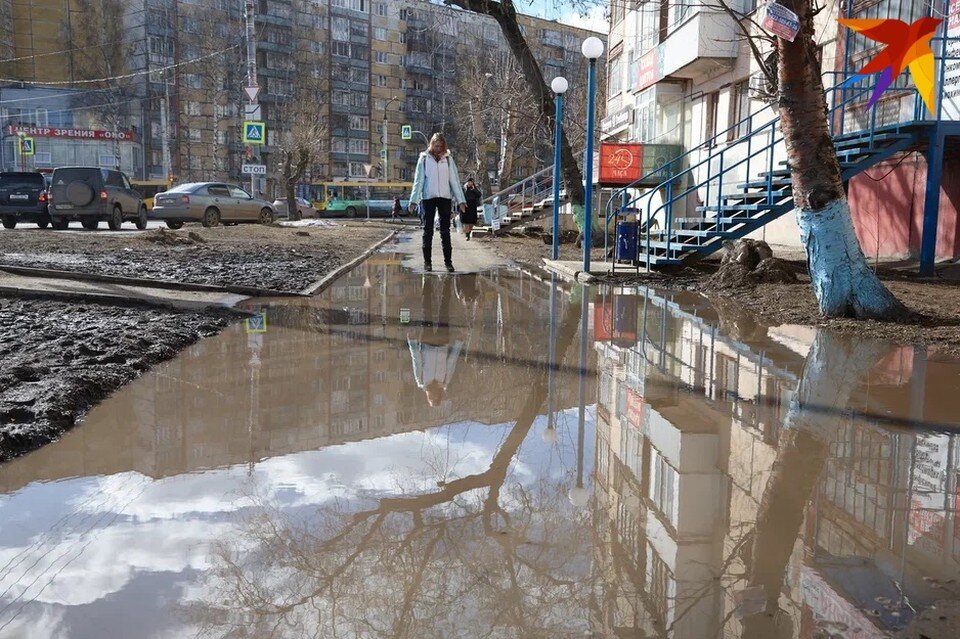     Чаще всего люди жалуются на затопления дворов, дорог и тротуаров Сергей ГРАЧЕВ