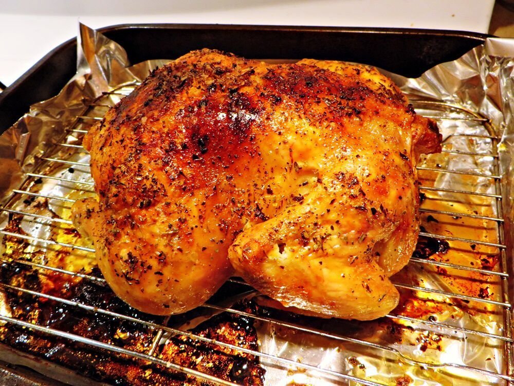 Приготовить курицу мягкой и сочной. Курица в духовке. Сочная курица в духовке. Курица запеченная в духовке. Жареная курица в духовке фото.