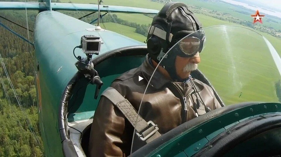     Леонид Якубович снялся под Минском в фильме «Незабудки. Бессмертный авиаполк». Кадр из картины