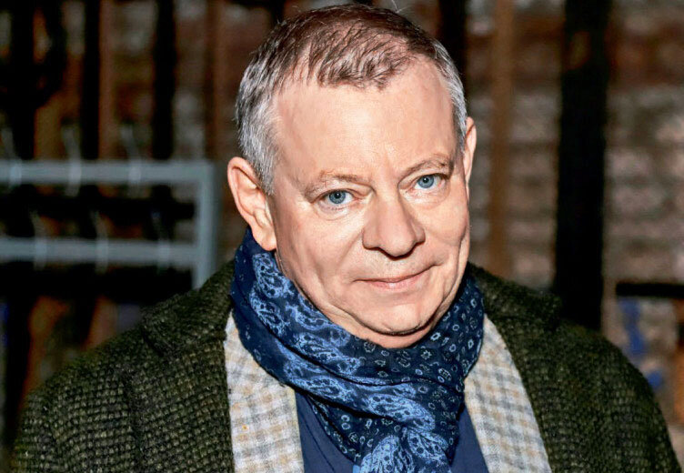 Вадим Андреев - актер, который снялся в более чем 200 фильмах, но у него нет никаких званий, и его имя не так широко известно, как его внешность и голос.