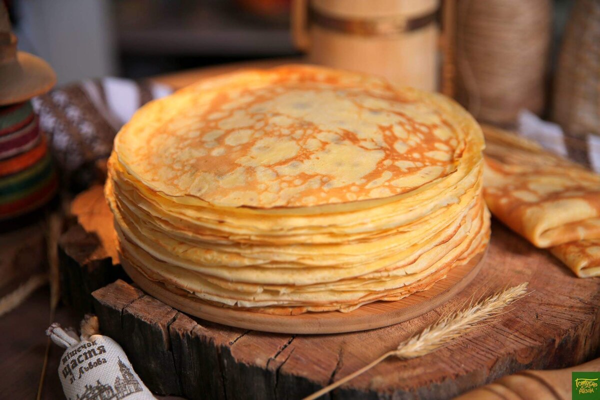 История блинов: как это начиналось?
Блины – это одно из самых старинных блюд на земле. Их история начинается задолго до нашей эры. Для древних славян блины были своеобразным символом солнца и весны. В переводе с древнерусского языка их название означало "круг". Также блины использовались для призыва богатства и удачи. Раньше блины готовились на сливочном масле, а различные варианты начинок включали в себя мясо, рыбу, грибы, фрукты и ягоды.

Как готовят блины в дорогих ресторанах?
Сегодня блины можно встретить в меню многих дорогих ресторанов. Шеф-повара используют различные техники и ингредиенты, чтобы приготовить блюдо наивысшего уровня. В одних ресторанах на стол сервируют классические блины с икрой и сметаной, в других – поистине гастрономические шедевры с начинками из рыбы, мяса, овощей и фруктов.

Наверняка, многим известны блины "Блинный глаз" из ресторана "Дом у Арбата" в Москве. Их приготовление занимает два дня и включает в себя использование редких ингредиентов. Еще один известный рецепт – это барские блины из ресторана "Седьмое небо" в Москве. Они готовятся из нежного сырого молока, сахара, муки, яиц и сливочного масла. Подается блюдо с малиновым вареньем, сливками и грецким орехом.

Как приготовить блины самому?
Приготовление блинов – это просто и увлекательно, и наша с вами задача – приготовить их наивкуснейшими. Для этого нужно использовать только свежие и качественные продукты. Итак, вот самый простой и проверенный рецепт для приготовления блинов:

Ингредиенты:

- 2 стакана муки
- 2 яйца
- 2 стакана молока
- 2 столовые ложки сахара
- 0,5 чайной ложки соли
- растительное масло для жарки

Приготовление:

1. Муку просейте в большую миску.

2. Взбейте венчиком яйца в другой миске.

3. Добавьте молоко, сахар и соль в яйца и тщательно перемешайте ингредиенты.

4. Влейте смесь яиц в миску с мукой.

5. Настойте тесто на 15-20 минут.

6. Разогрейте сковороду на сильном огне и добавьте немного масла.

7. Залейте небольшое количество теста на сковороду, похожую на каплю.

8. Готовьте блины на среднем огне до состояния золотистого цвета, переворачивая каждый раз, когда становятся золотистыми на одной стороне.

9. Снимите блины с огня и положите на тарелку или бумажное полотенце.

Для приготовления идеальных блинов не стоит забывать о правильной технике жарки. Перед тем, как начать готовить, убедитесь, что сковорода достаточно разогрета, и налейте немного масла. Также важно следить за толщиной блинов – их не стоит делать слишком тонкими или толстыми.

Наслаждайтесь настоящими домашними блинами в кругу семьи и друзей. Не забывайте, что их жарка – это больше, чем просто процесс готовки. Это настоящее творческое испытание, которое поможет вам создать уют и тепло в вашем доме.