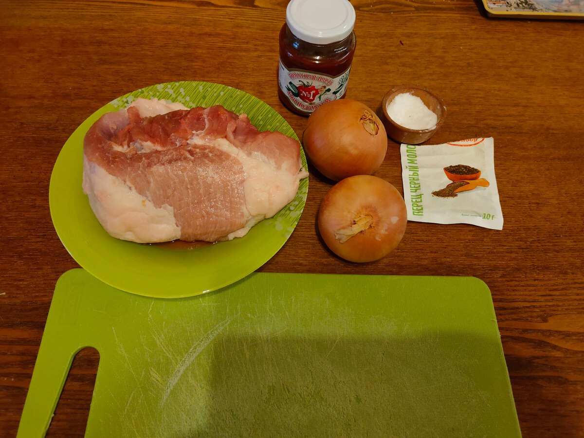 Подготавливаем все ингредиенты:
Свинина свежая, - 800-1000 грамм.
Лук репчатый крупный — 2 шт.
Томатная паста (Можно использовать консервированные томаты в собственном соку, или свежие помидоры) — 2 ст. л.
Соль — 1 ч. л. или по вкусу.
Перец черный молотый — 0,5 ч. л. или по вкусу.
Вода кипячёная, горячая (можно использовать любой бульон) — 300-400 мл.
Лист лавровый — 2 шт.
Масло растительное для жарки — 3 ст. л.