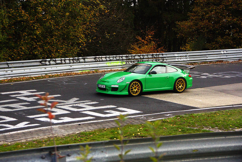 Выдержка 1/4000 секунды. В этом месте, автомобиль движется со скоростью около 90 к/мч  