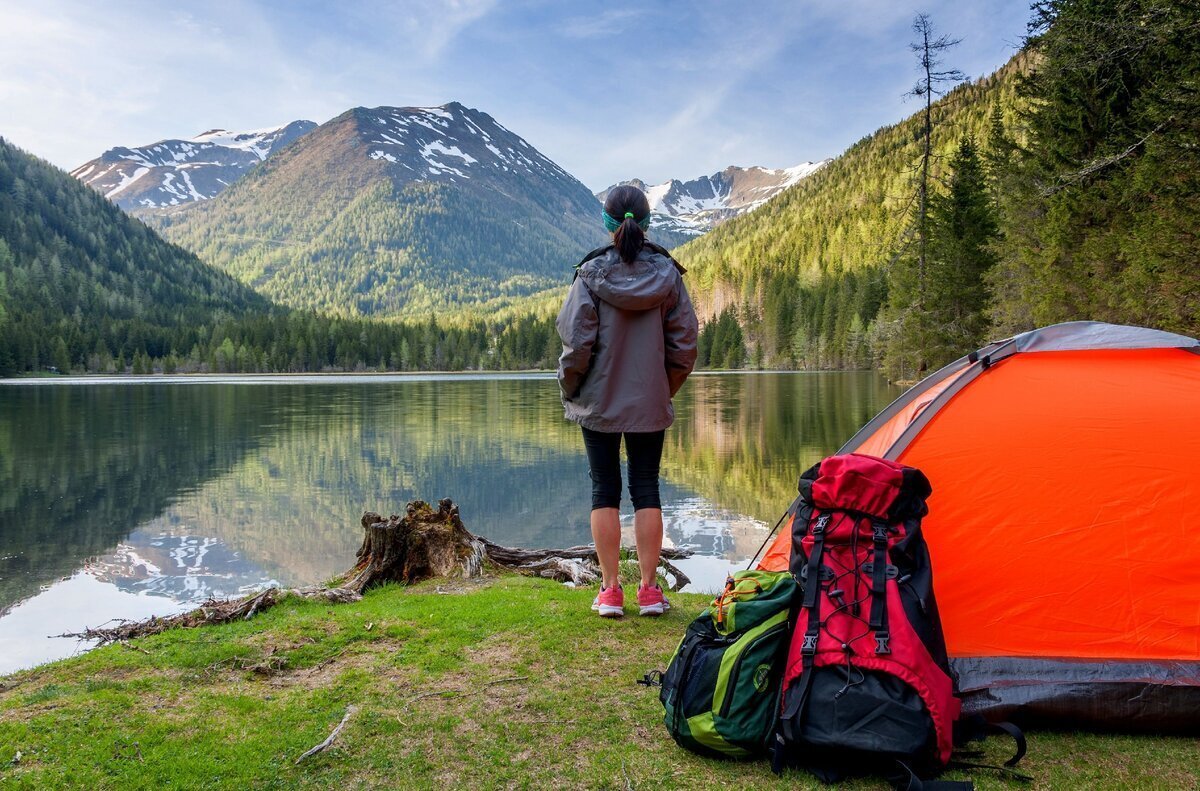 Туристы отдыхают на озере. Поход с палатками. Палатка для похода в горы. Туризм с палатками. Палатка на природе.