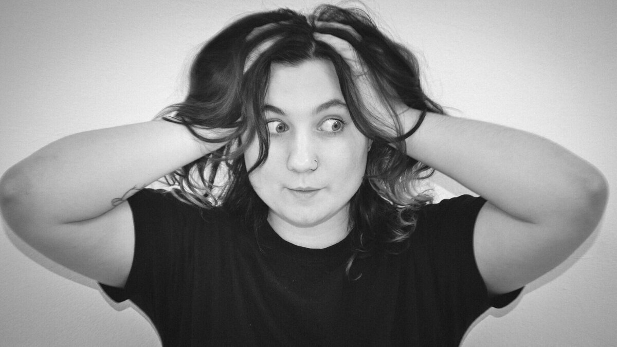     Нагой мужчина копался в контейнером баке во Владивостоке, чем сильно удивил прохожих. В распоряжении приморского «Терминатора» был одна лишь картонка — чтобы прикрыть достоинство.