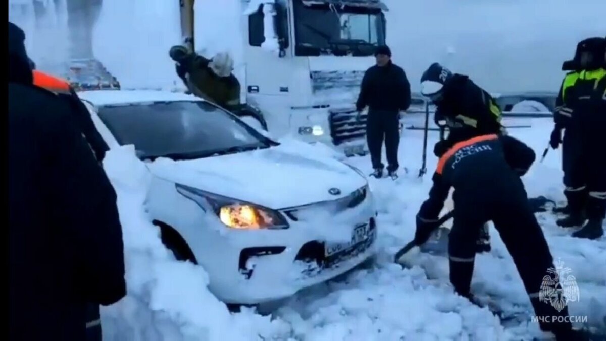     В Ростовской области топливо раздают водителям, которые оказались в снежном плену на трассе М-4 «Дон», сообщил в Telegram-канале губернатор Василий Голубев.