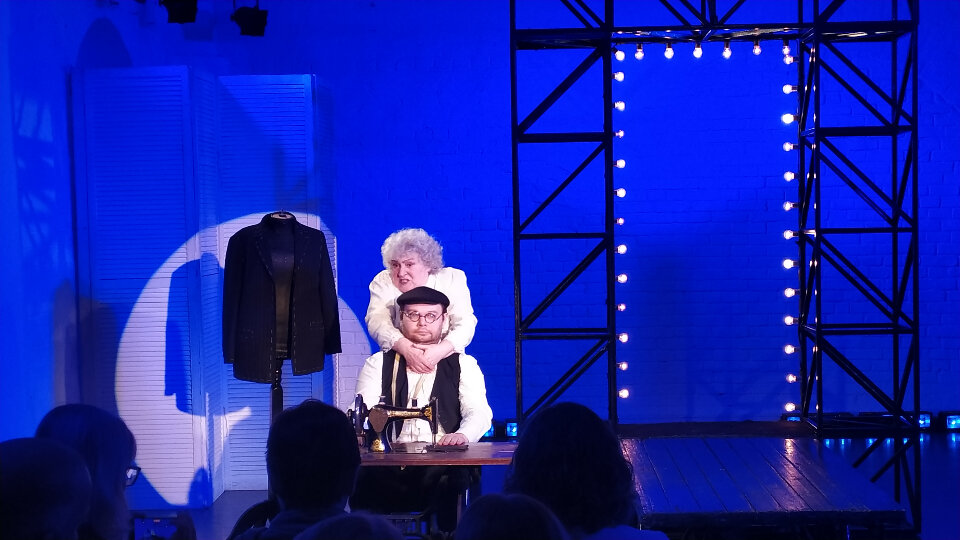 Сцена из спектакля. Фото: театр «МОСТ».  📷
