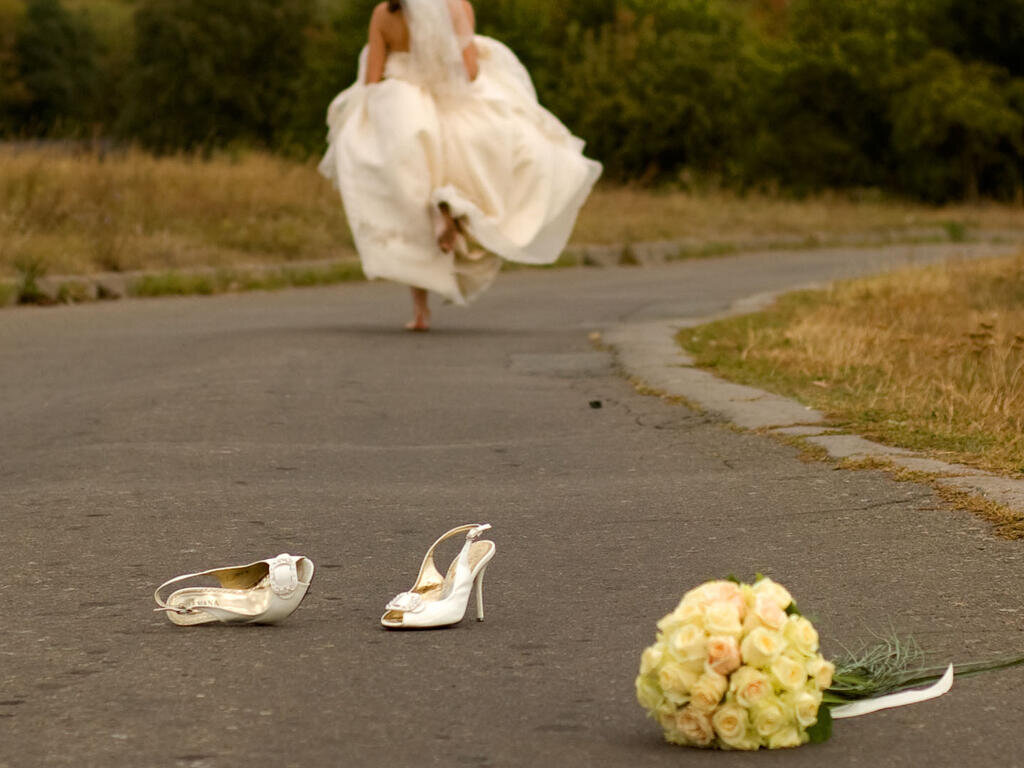 Молодожены бегут. Сбежавшая от мужа 4. Девушка в свадебном платье убегает. Сбежавшая от мужа 4. Невеста тащит жениха в загс.