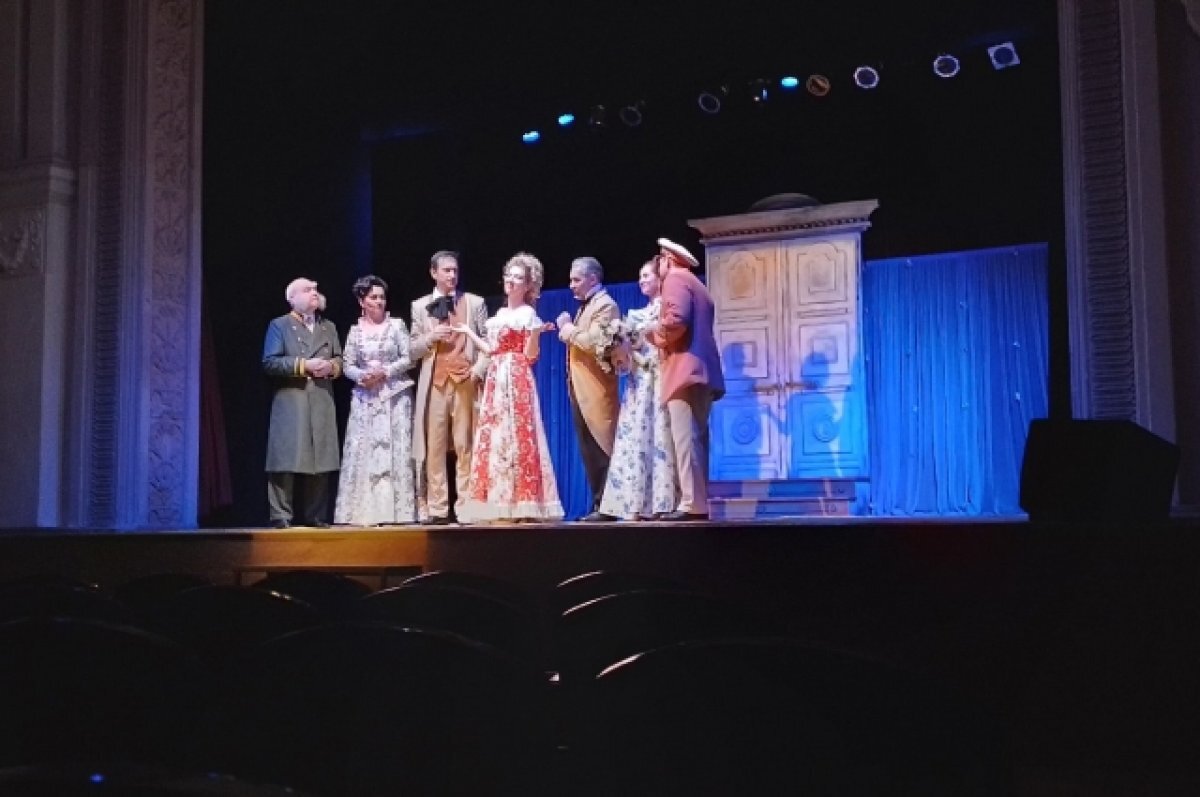    В этот круг хочет войти Егор Дмитриевич Глумов.