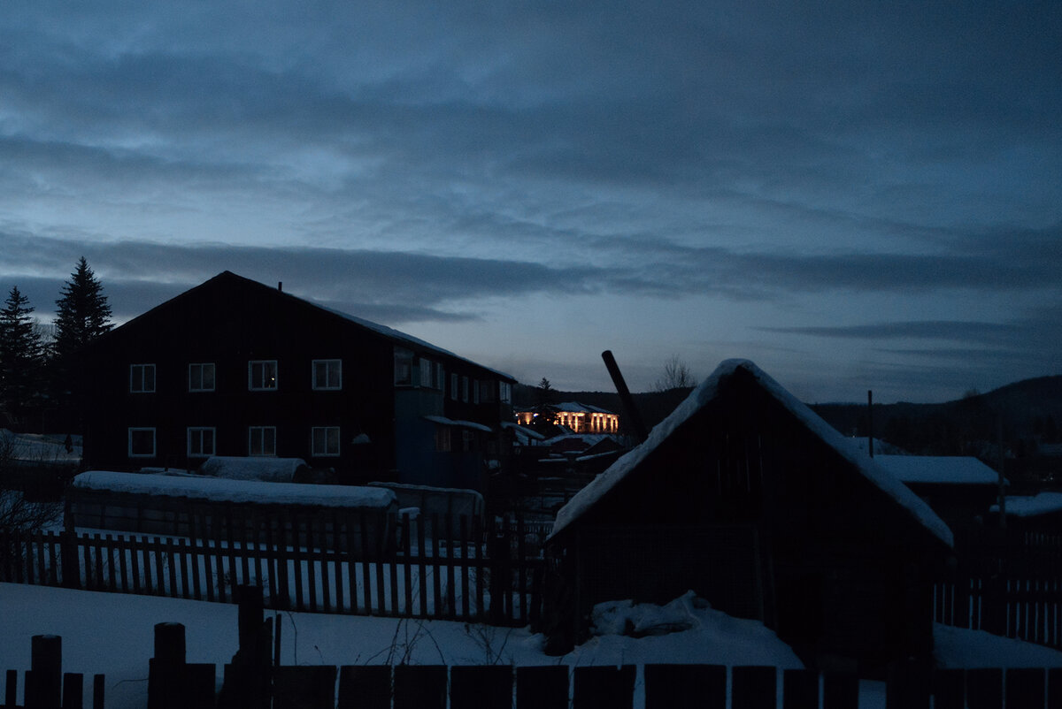 Вид из окна Ольги Александровны. В центре кадра — гостиница, освещением которой занимался Сергей Фото: Дарья Пянзина для ТД