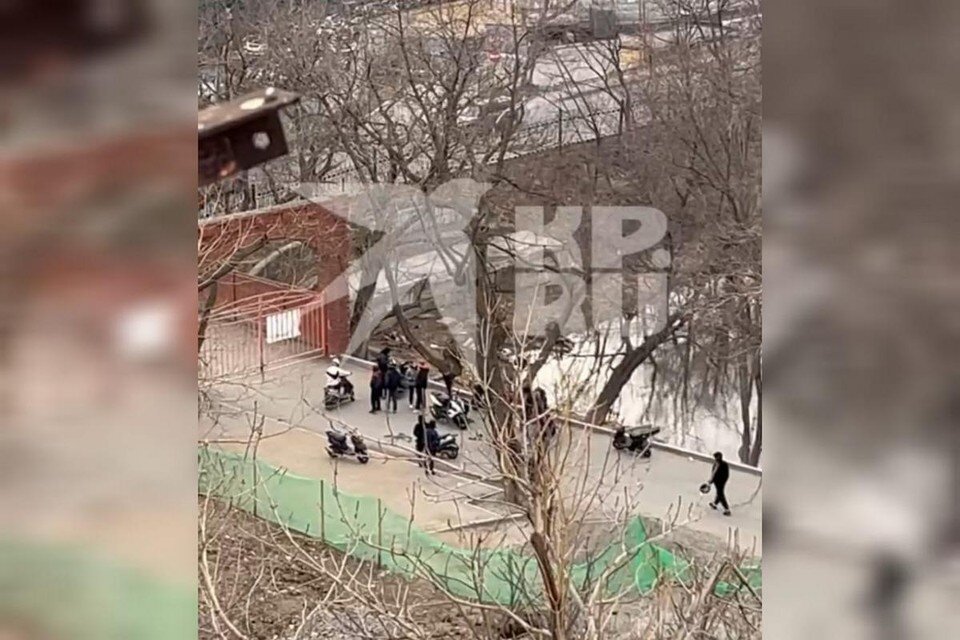     Местные жители переживают за детей.  принтскрин видео.