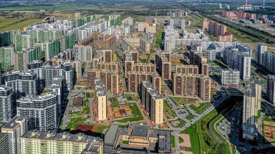    В последнее время в Петербурге, да и во всей России в поле зрения СМИ все больше попадают истории с «захватом» управления домов с участием УК. Как правило, для этого подделывают решения общего собрания собственников и забирают обслуживание зданий себе.