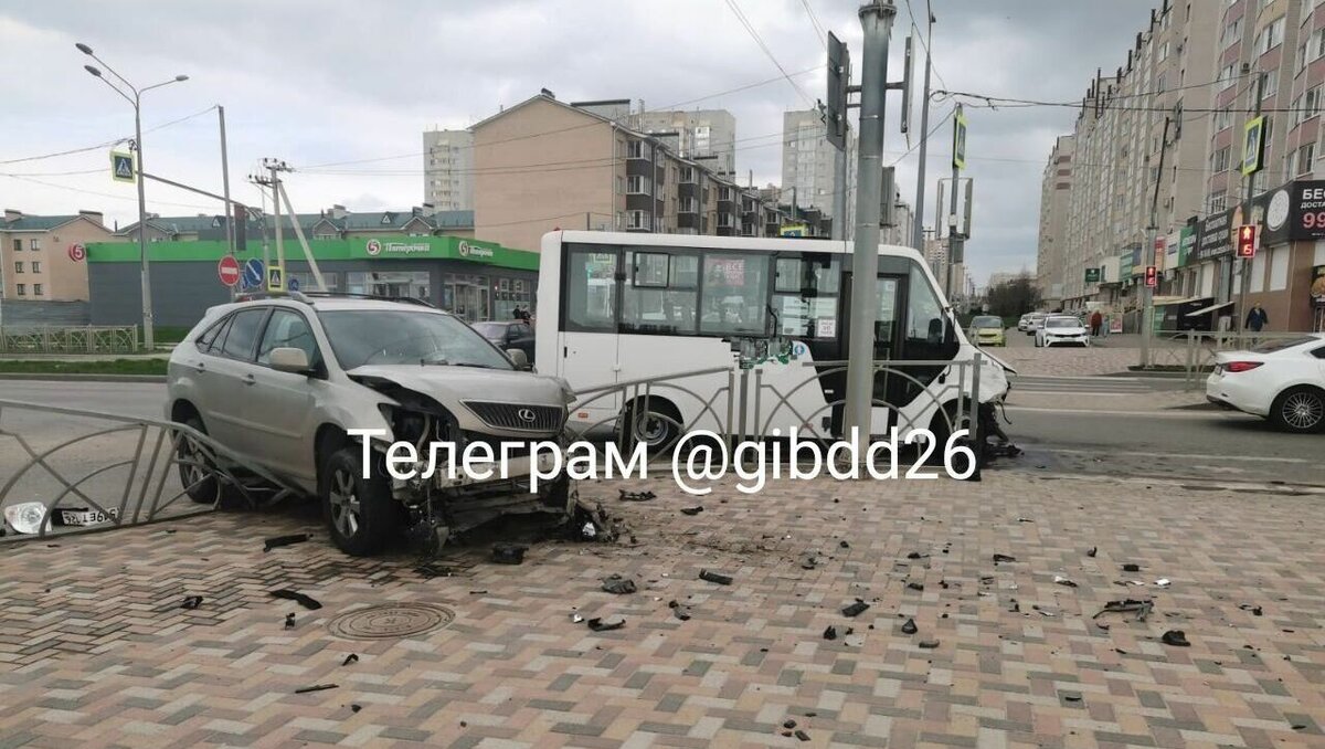     В Ставрополе произошла авария с участием внедорожника и маршрутного транспорта, сообщили в УГИБДД по региону.