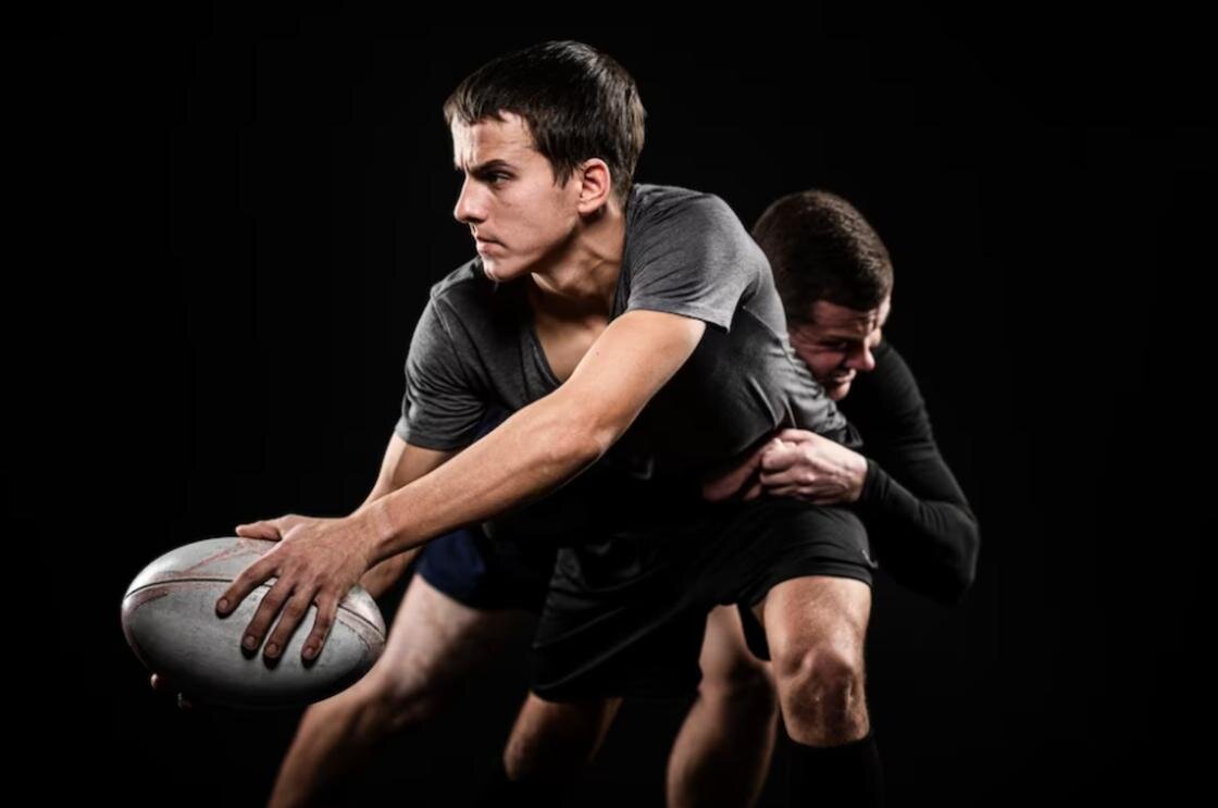    Мужчина играет в регби:Freepik