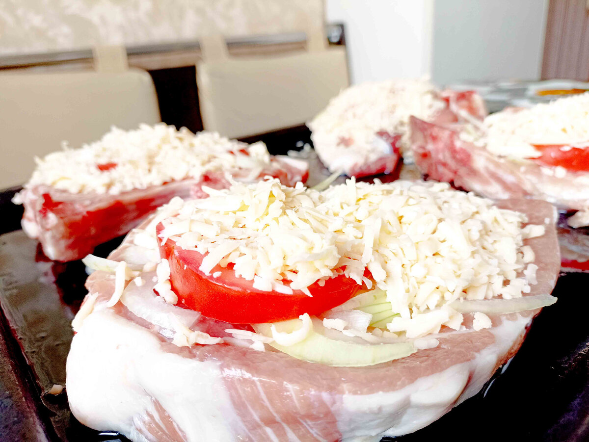 Антрекоты с луком, помидорами и сыром