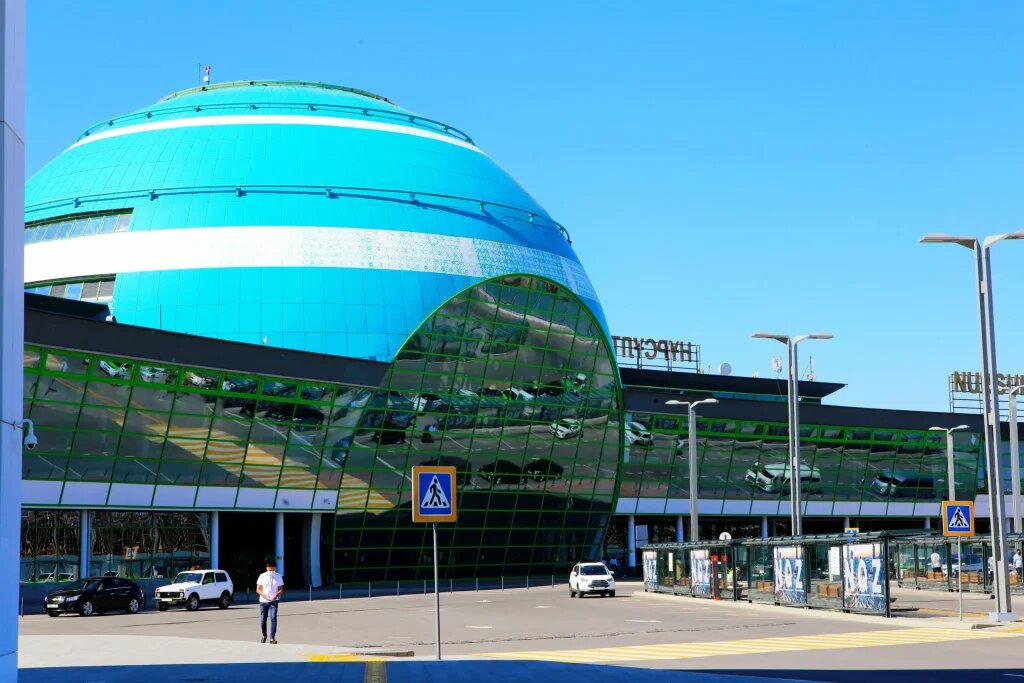 Такси астана аэропорт астаны. Аэропорт Астана. Астана аэропорт внутри. Аэропорт Астаны фото аэропорта. Астана с птичьего полета.