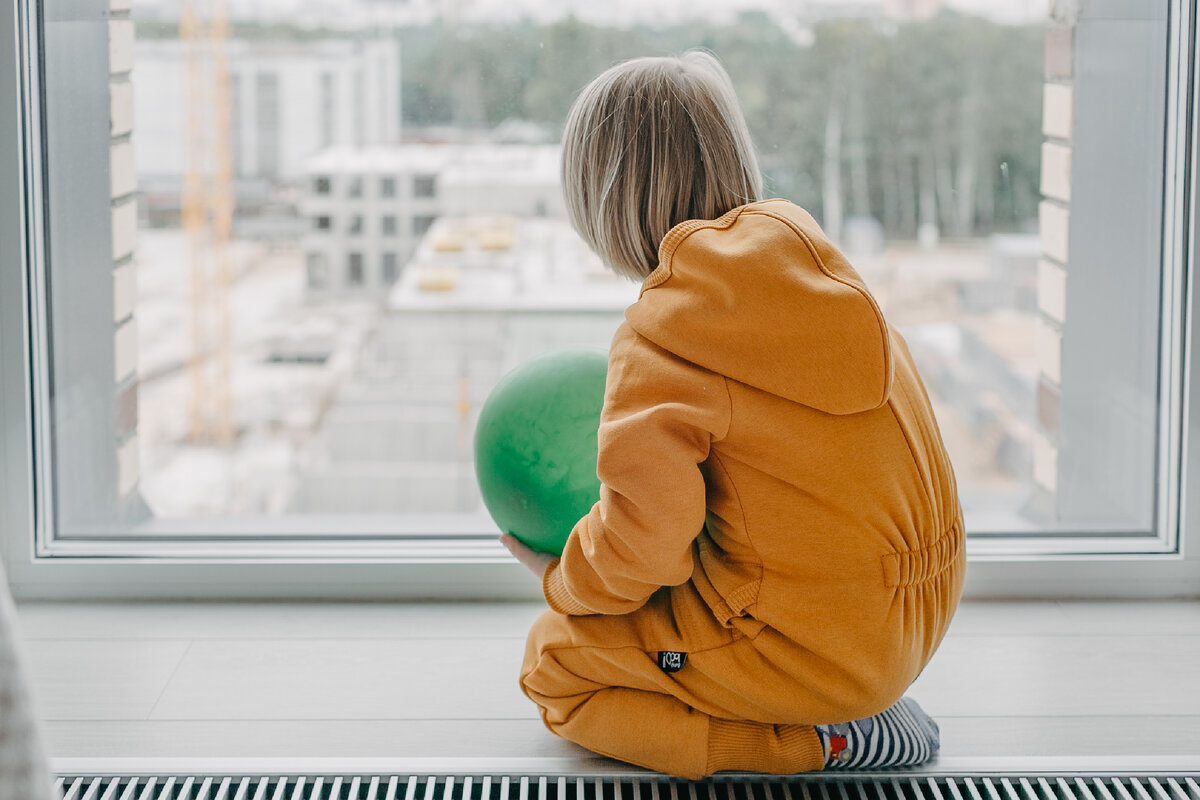 Малыш и рад бы не истерить, но ещё не умеет по-другому. 