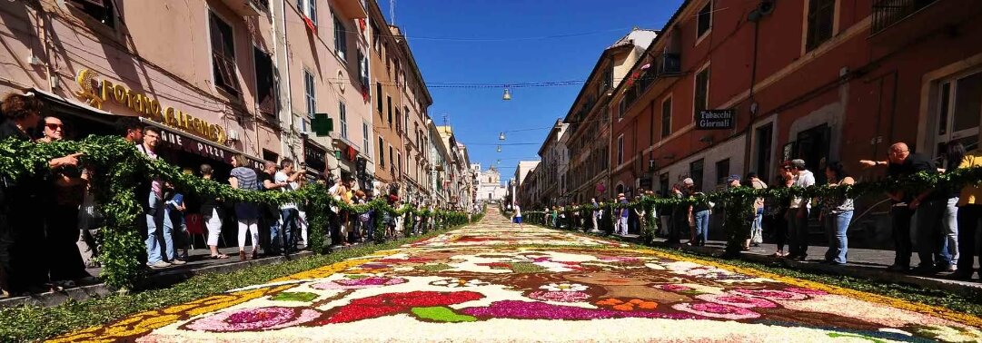 Раз в год, в связи с религиозным праздником Corpus Domini, в Спелло, средневековом городе на холме в центральной части Умбрии, возникшем еще до римлян, отмечается праздник L'Infiorata. Он знаменит укладкой на улицах экстравагантных цветочных ковров (Infiorata)
