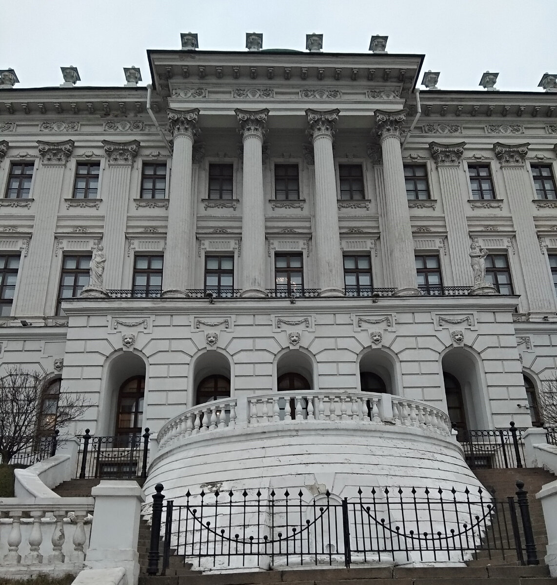 Дом Пашкова сегодня. Фасад, выходящий на Моховую, в сторону Кремля. Фото автора