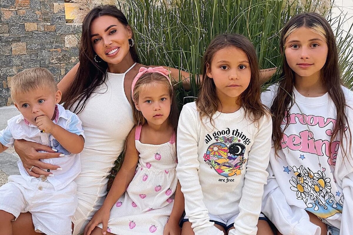     «Я волнуюсь»: Оксана Самойлова решила увезти четверых детей от Джигана