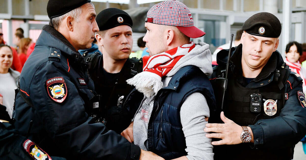 полицейский ведет преступника. полиция хулиганы. драки с полицией во франции. полиция группа задержания. тату против полиции.