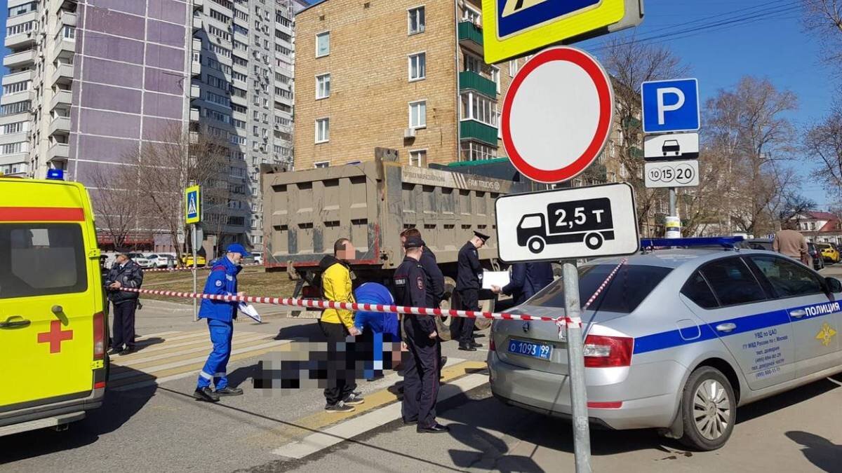 Водитель грузовика насмерть сбил человека в центре Москвы | Вечерняя Москва  | Дзен