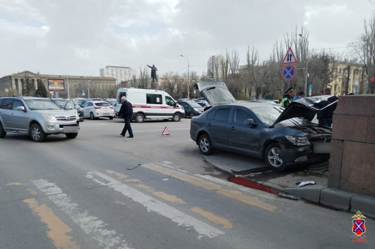    В центре Волгограда внедорожник вытолкнул легковушку на бетонное ограждение