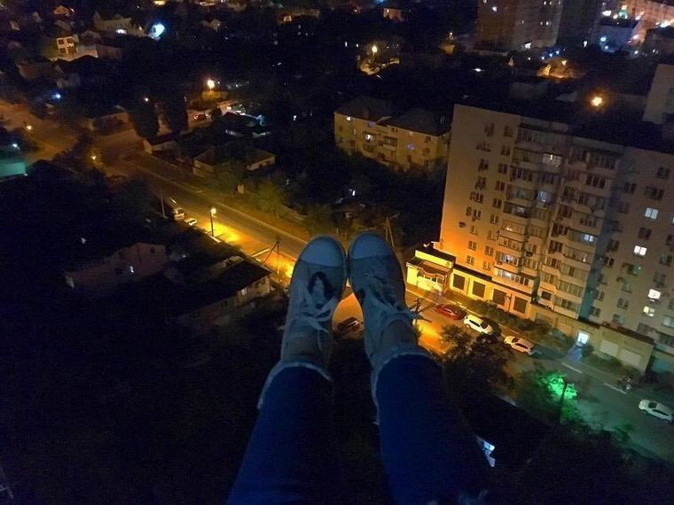 Человек на краю крыши