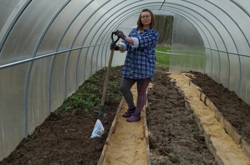 Готовлю теплицу к сезону.