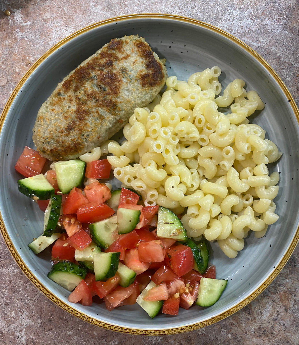 Макароны с котлетой из тунца с салатом из свежих овощей