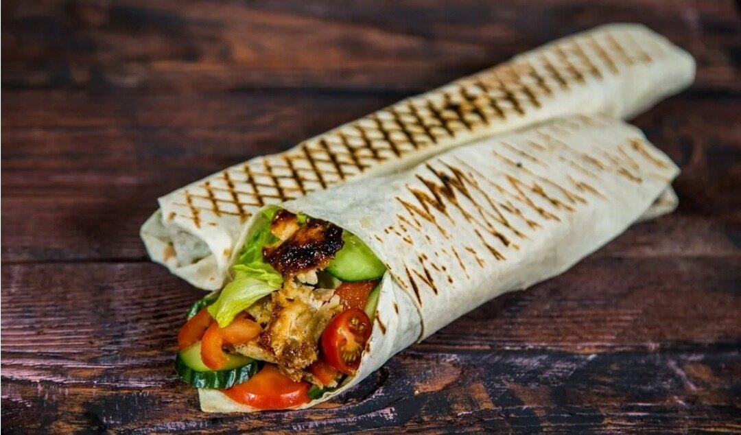 Шаурма - это сытное и быстрое блюдо, которое пользуется популярностью у людей любого возраста. Открытие своего бизнеса по продаже шаурмы может быть выгодным и увлекательным предприятием, однако, требует начальных расходов на аренду помещения, покупку оборудования и рекламу.  
Ниже приведен бизнес план для открытия кафе по продаже шаурмы.